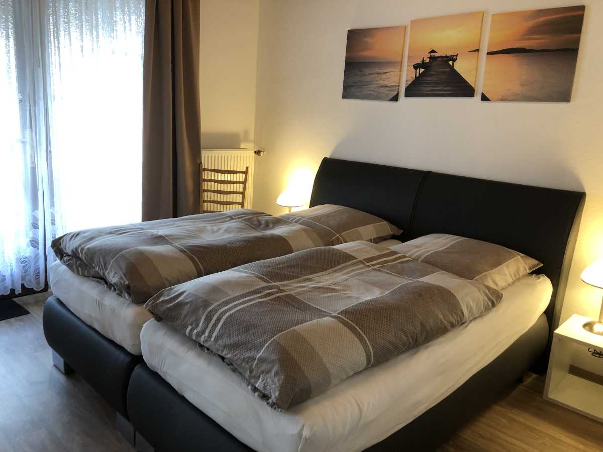 Schlafzimmer, Doppelbett, Kleiderschrank