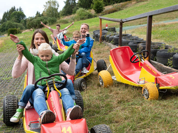 Menschen in Karts am Hang