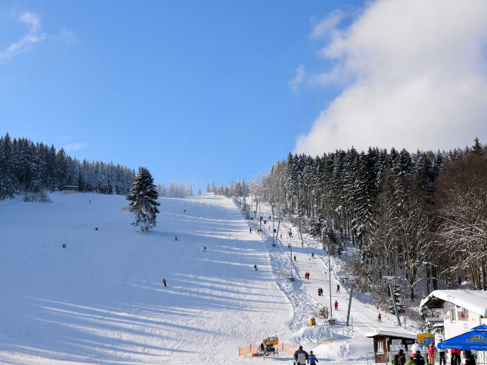 Skilift und Skifahrer auf Abfahrt