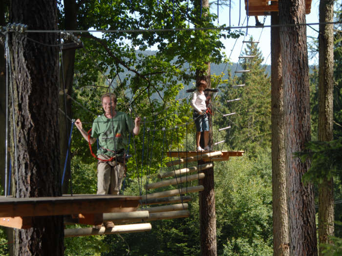 Zwei Menschen im Kletterwald