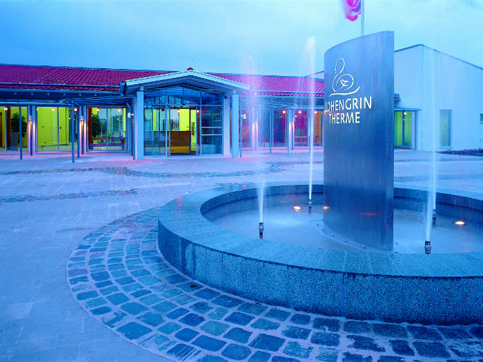 Eingang der Therme mit Brunnen